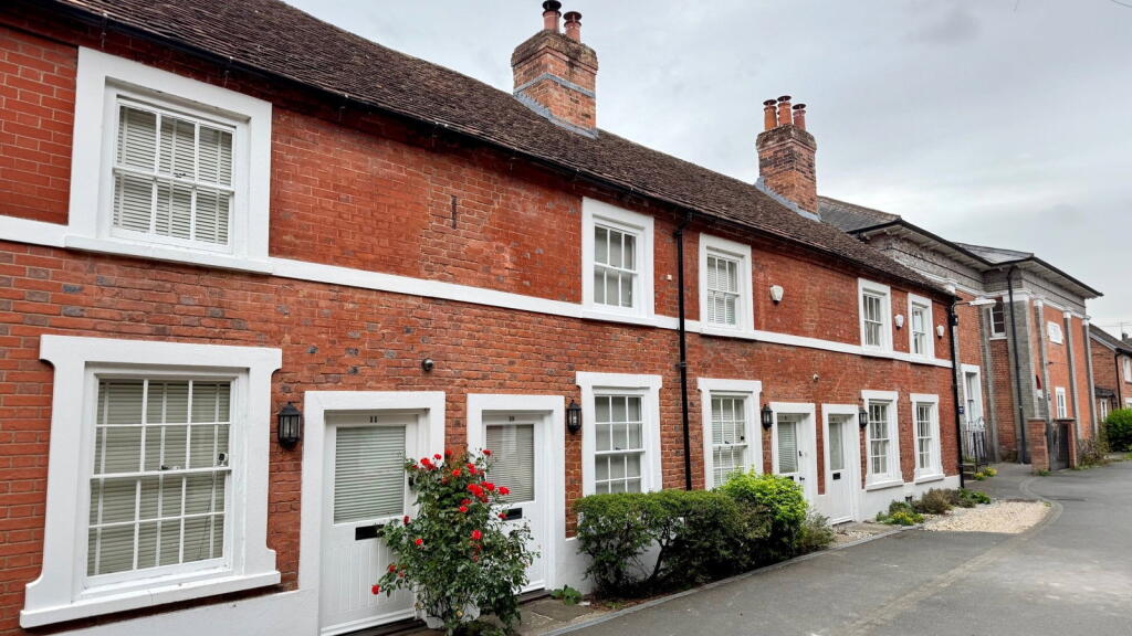 2-bed terraced on Cromwell Place, Newbury, RG14 1AF, £300,000