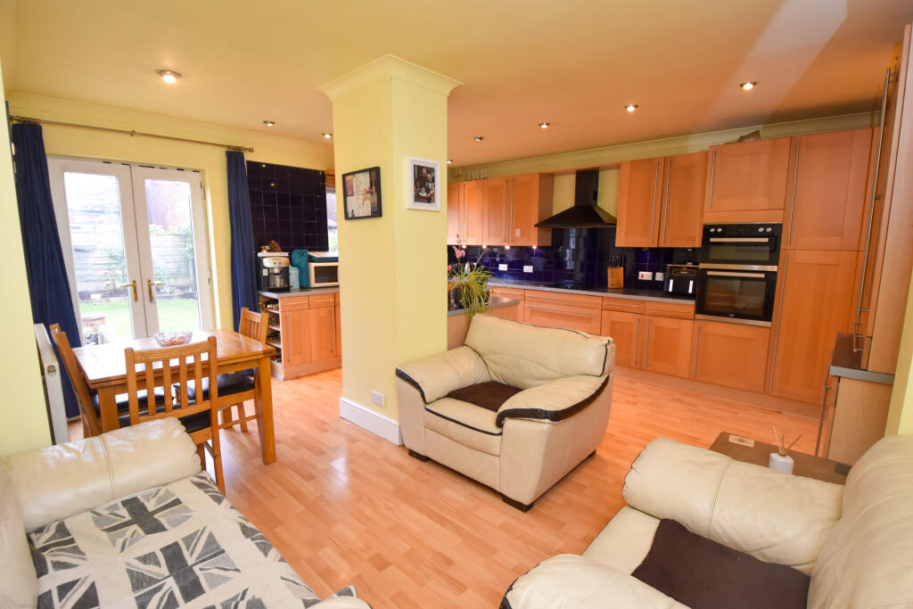 Wroxham Avenue, Davyhulme, M41 photo 2