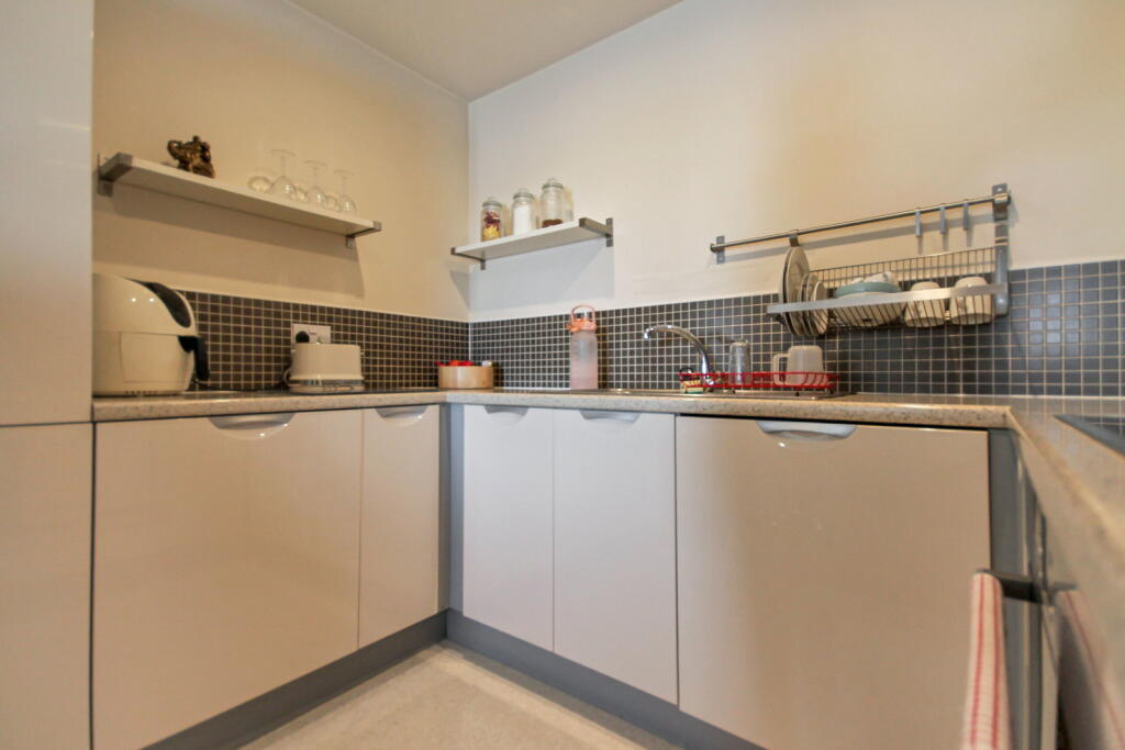 Apartment in Runcorn, The Decks, Higher Runcorn - View 4