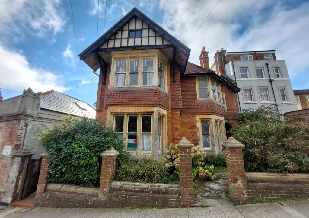 2-bed flat on Flat 4, 1A West Hill Road, St Leonards-on-Sea, East Sussex, TN38 0NA, £75,000