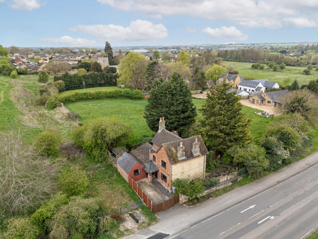 3-bed detached on Barton Road,  Barton Seagrave NN15 6RX, £425,000