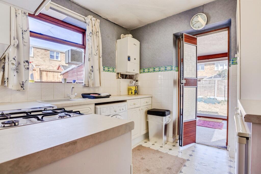 House in Wakefield, Windmill Hill, Crofton - More
