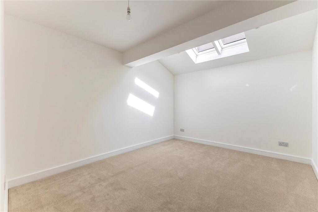 House in Stroud, Stonehouse - More