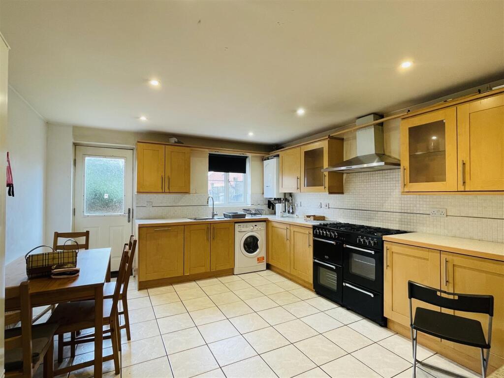 5 bedroom terraced house for rent