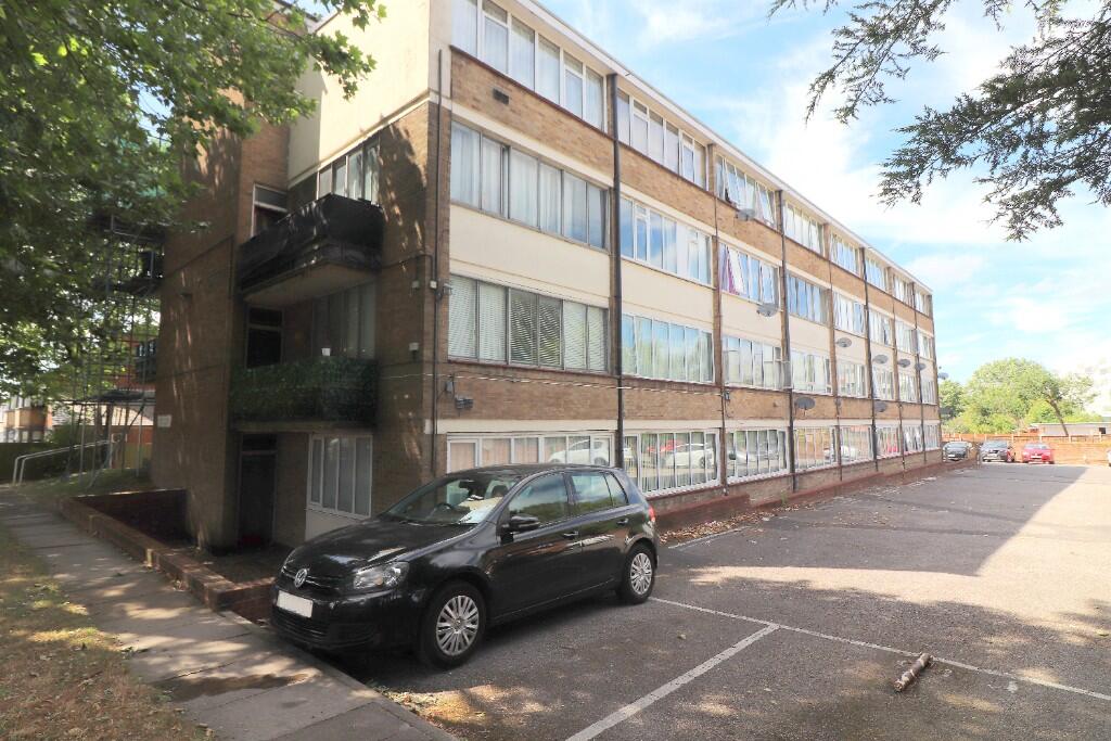 1-bed flat on Swanston Grange, Dunstable Road, Luton, Bedfordshire, LU4 0HF, £150,000