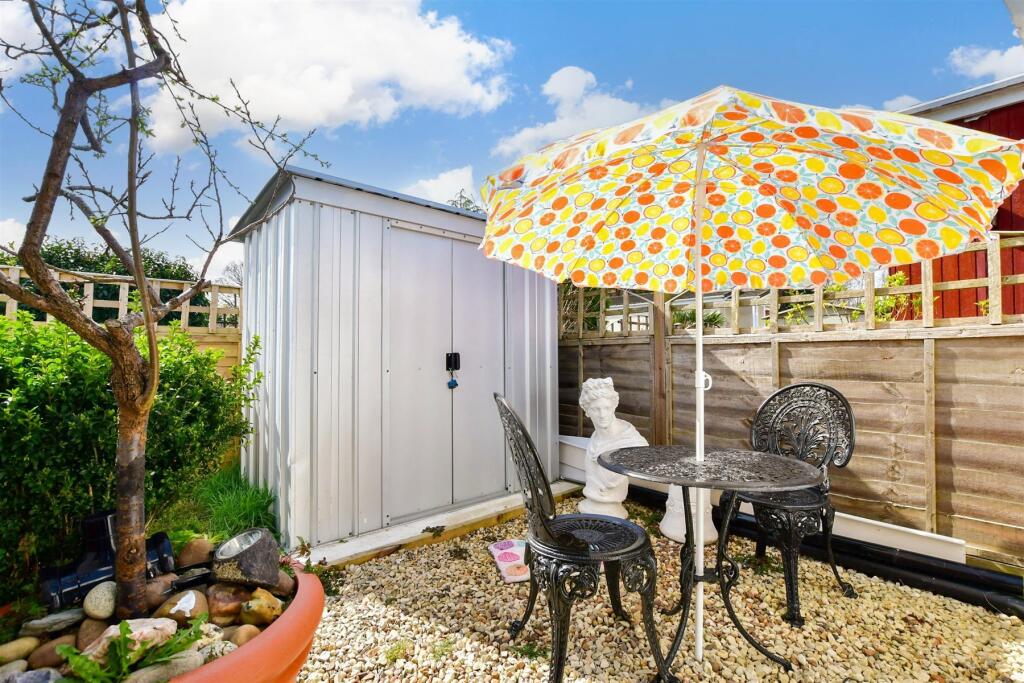1-bed caravan on East Hill Road, Knatts Valley, Sevenoaks, Kent, £85,000