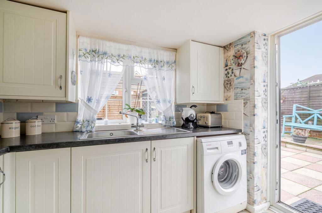 Flansham Lane, Bognor Regis, West Sussex, PO22 6AG photo 3