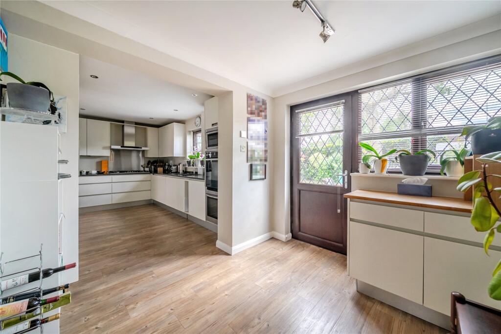 Osborne Drive, Lightwater, Surrey, GU18 photo 4