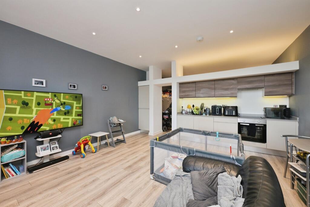 Studio studio on High Road, Broxbourne, £220,000