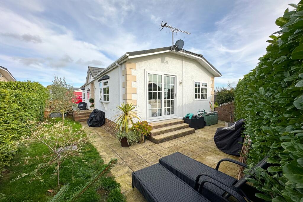 2-bed caravan on Half Moon Lane, Pepperstock, Luton, £269,000
