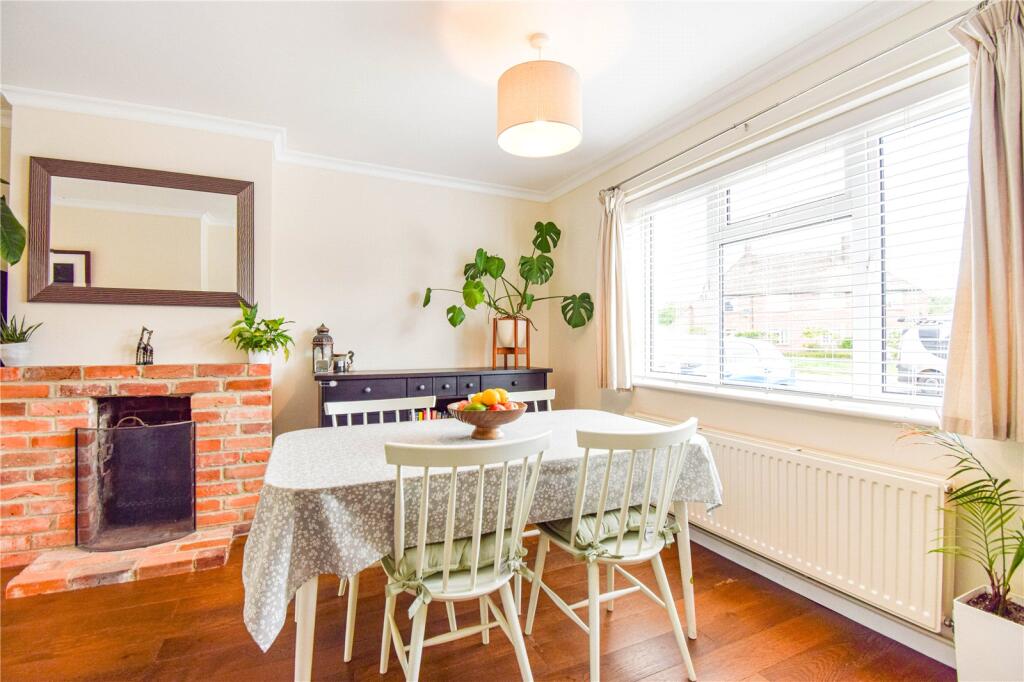 Almond Avenue, Newbury, Berkshire, RG14 photo 4