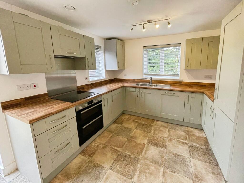 Treetop Avenue, Basingstoke, RG23 photo 4