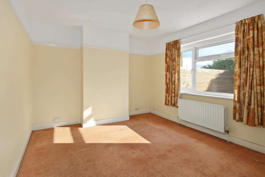 House in Elmbridge, Molesey - More