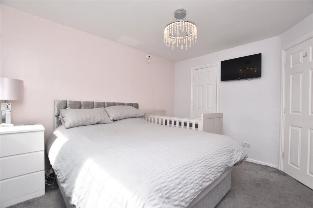 House in Leeds, Blackgates, West Ardsley - More