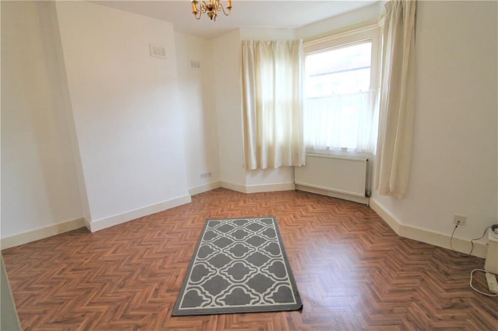 Waltham Road, Southall, Greater London, UB2 photo 2