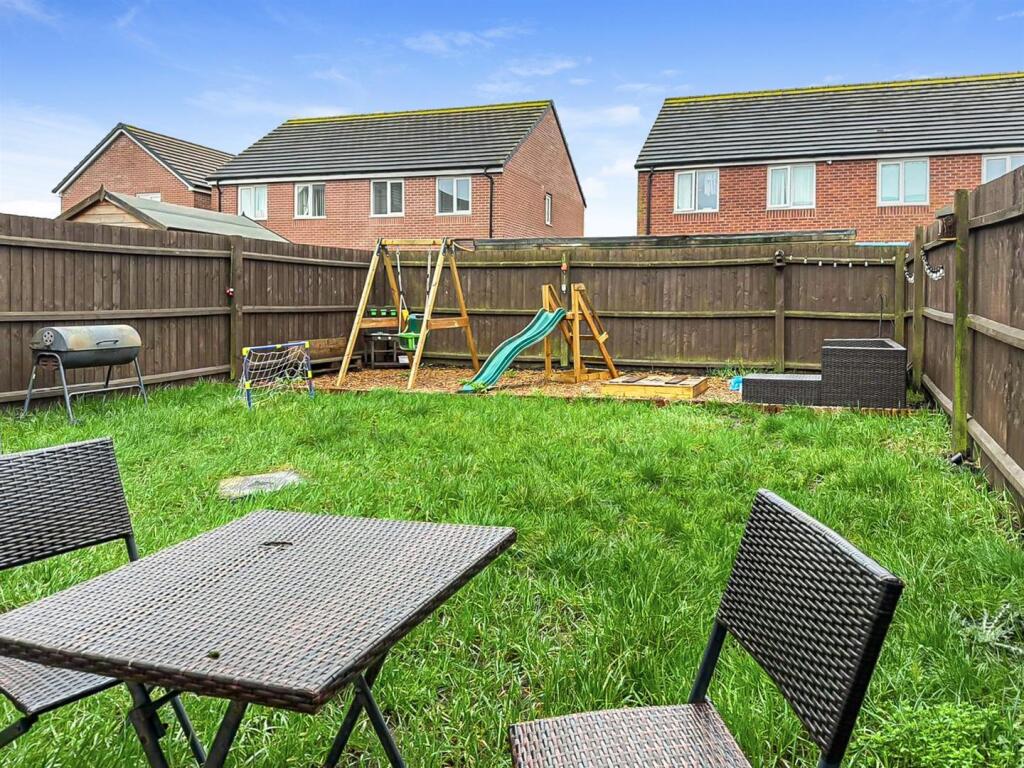 Flockton Gardens, Coventry  * IMMACULATE THROUGHOUT * photo 4