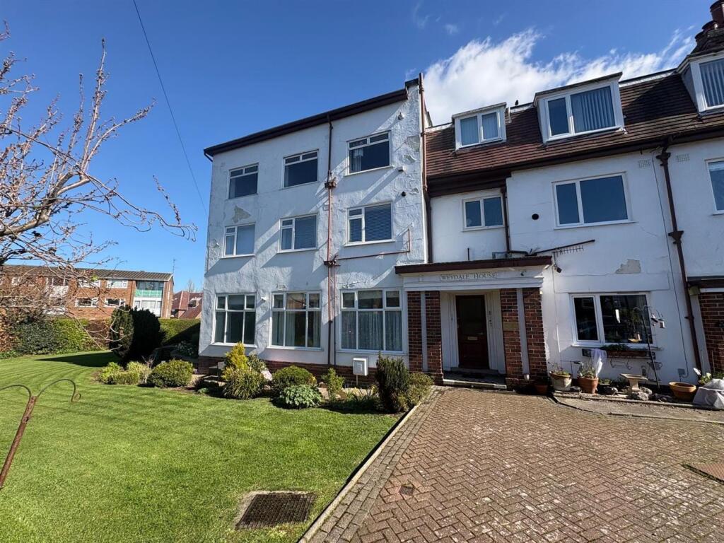 2-bed flat on Weydale Avenue, Scarborough, £132,500