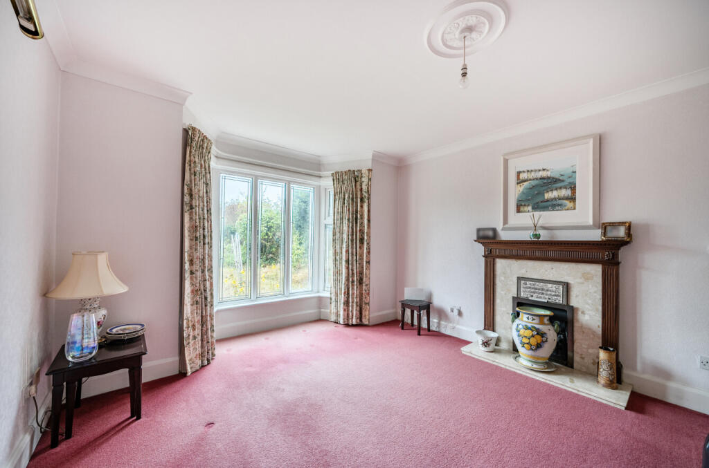 House in Swindon, Broome Manor, Lawn - View 4