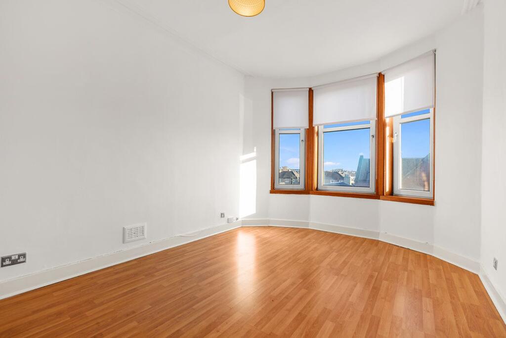 Apartment in Renfrew, Renfrewshire - View 3