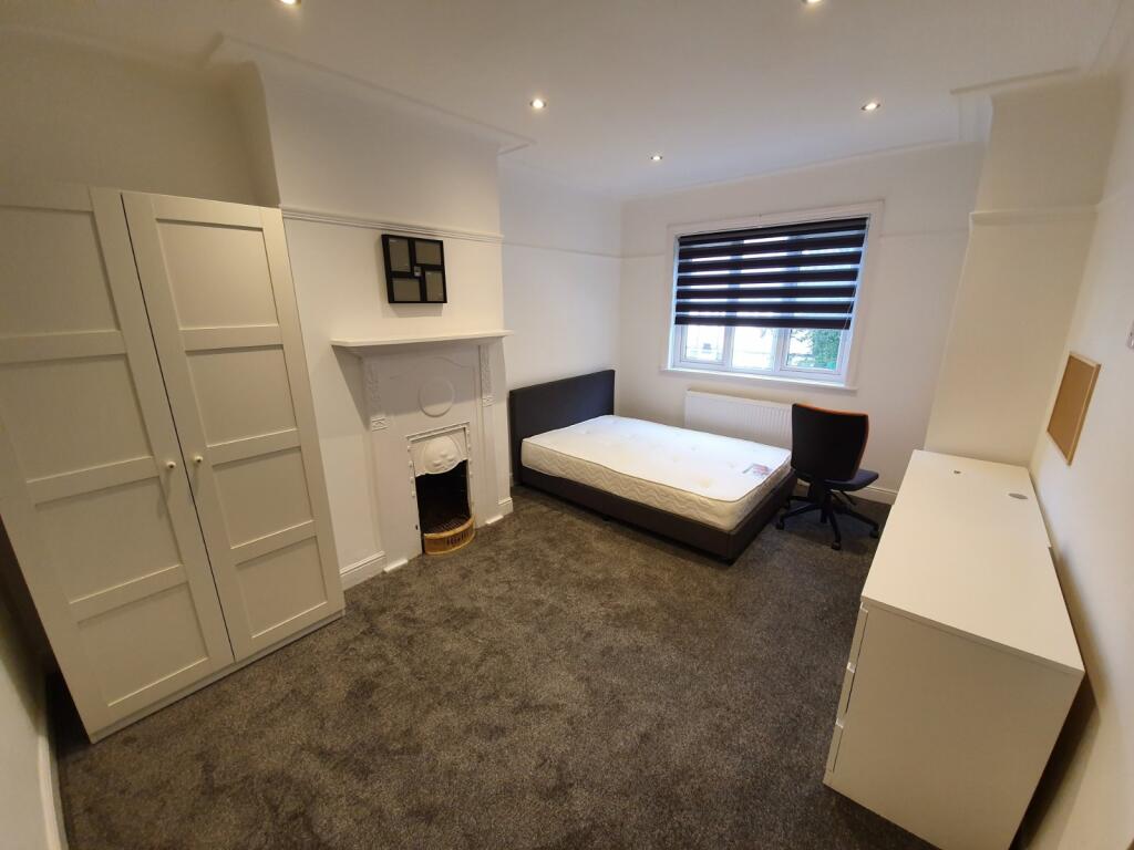House in Leeds, West Yorkshire - View 4