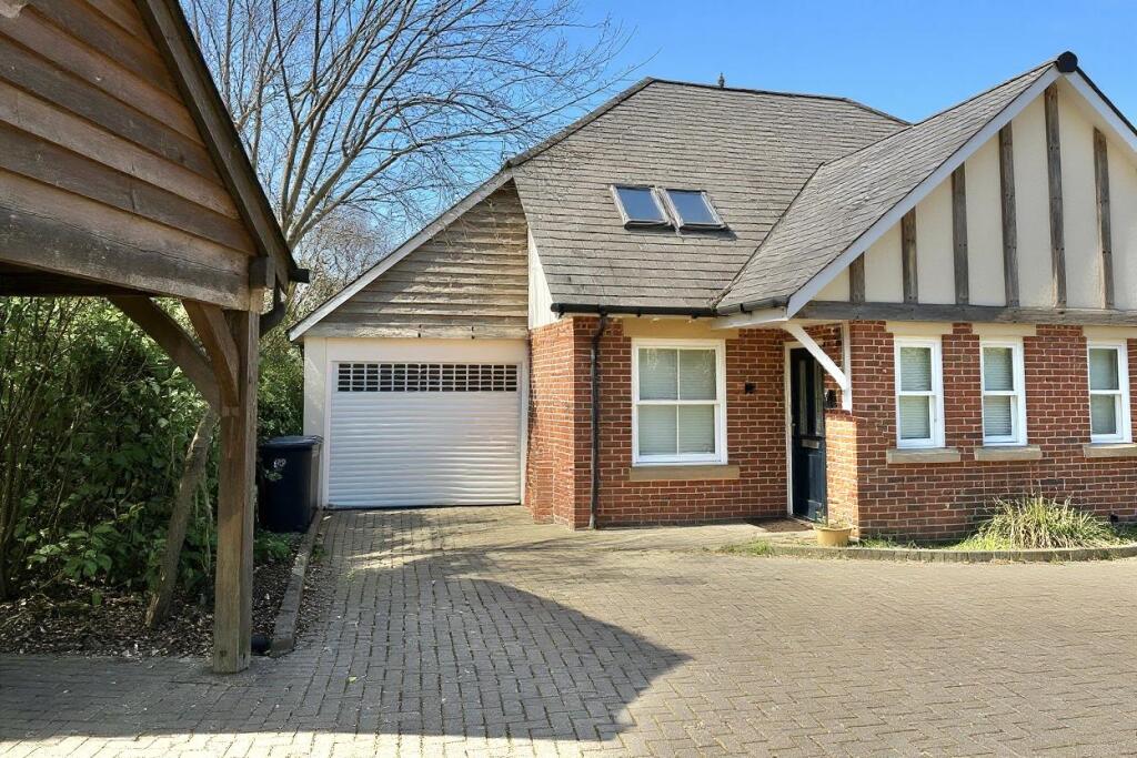 Main image of property: Hunters Lodge, Southampton Road, BH24 1JF