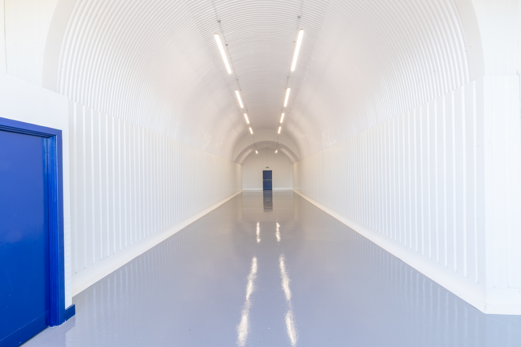 An empty arch with lining and a WC cubicle to the front