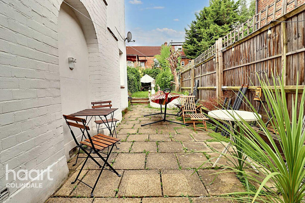 1-bed flat on Mount Road, NW4, £275,000
