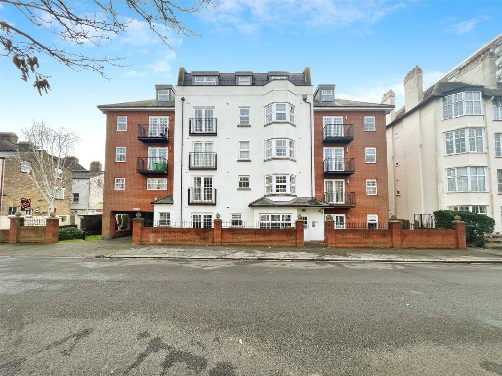 2-bed flat on Alexandra Road, Southend-on-Sea, Essex, £210,000