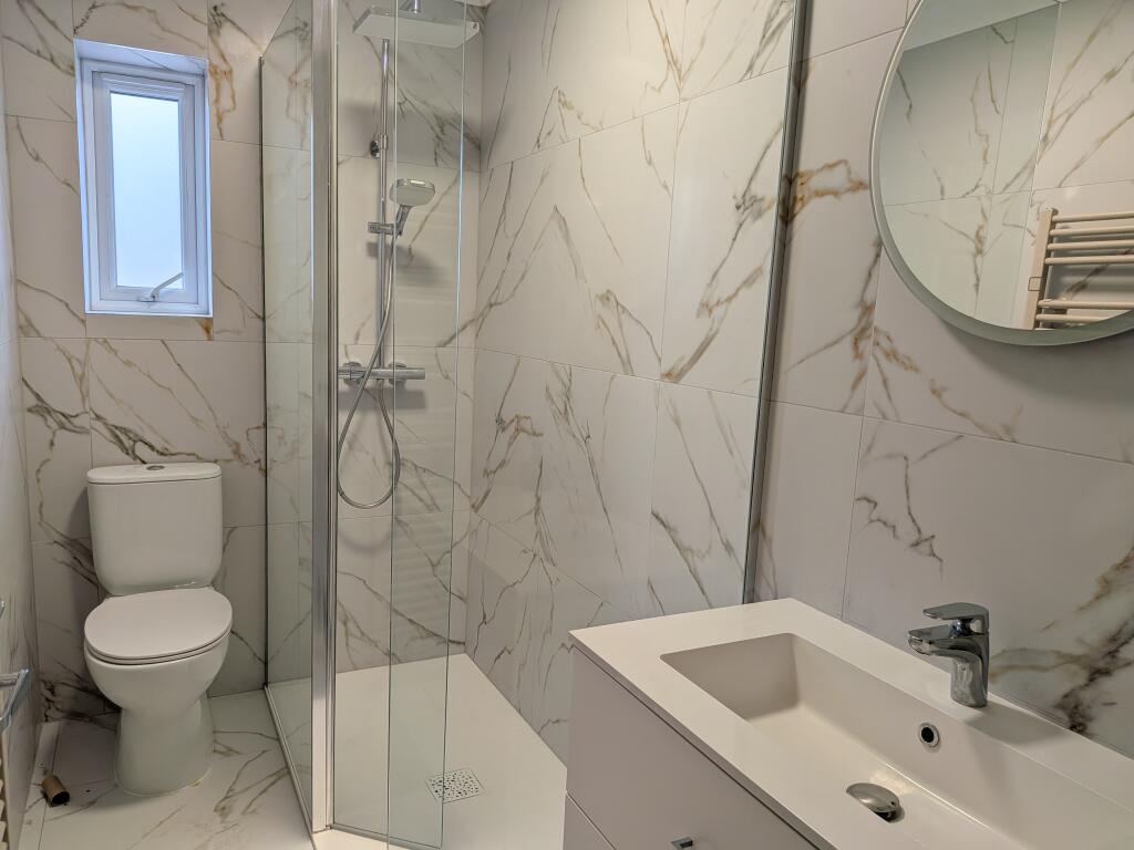 Apartment in Redhill, Earlswood - View 5