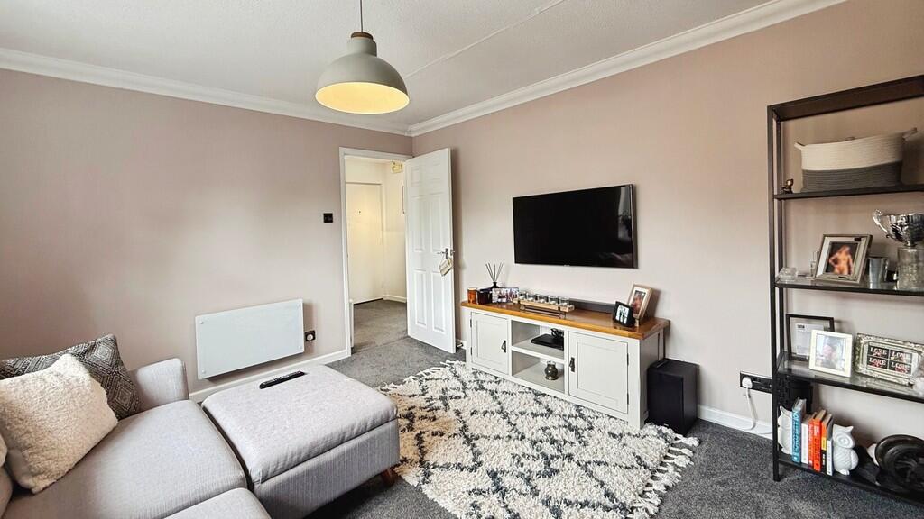 Apartment in Westbury, Leigh Park - View 3