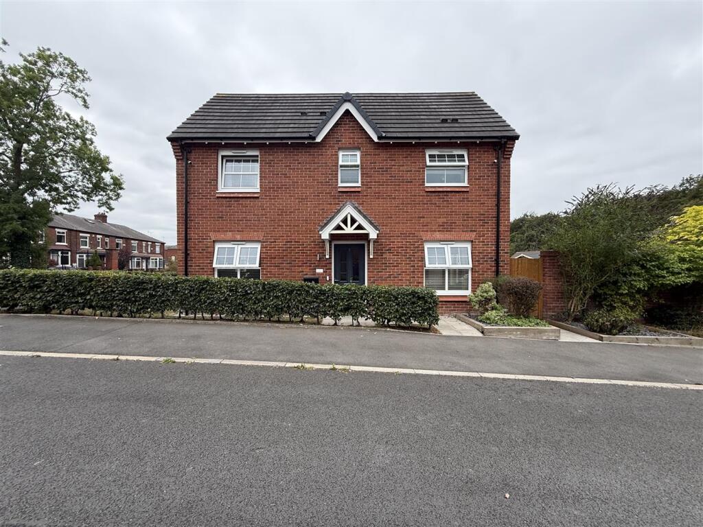 3-bed semi-detached on Chapman Avenue, Hyde, £305,000