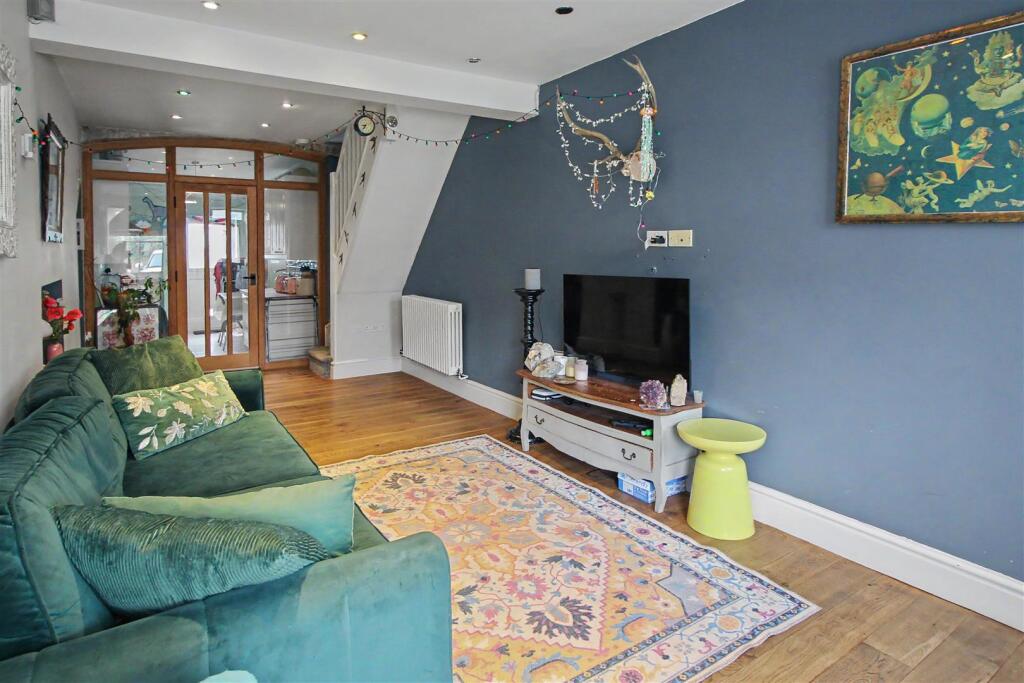 House in Kettering, Woodford - View 2