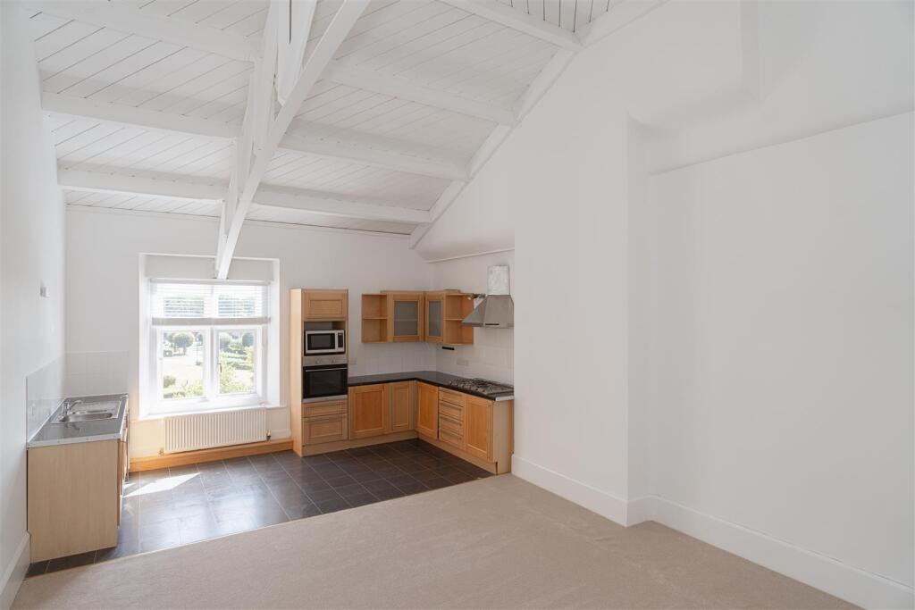 Apartment in Reigate and Banstead, Whitebushes - View 2