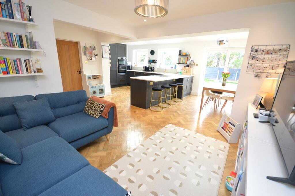 House in Manchester, Parrs Wood, Wythenshawe - View 2