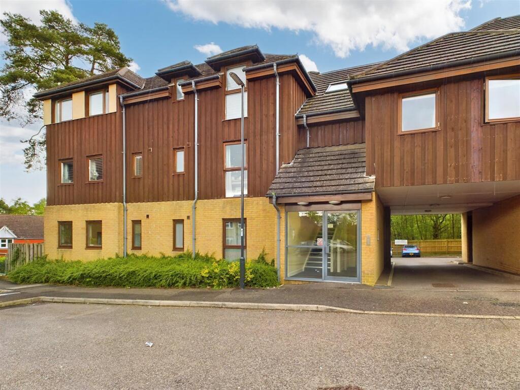 Oakwood Court, Tollgate Hill photo 2
