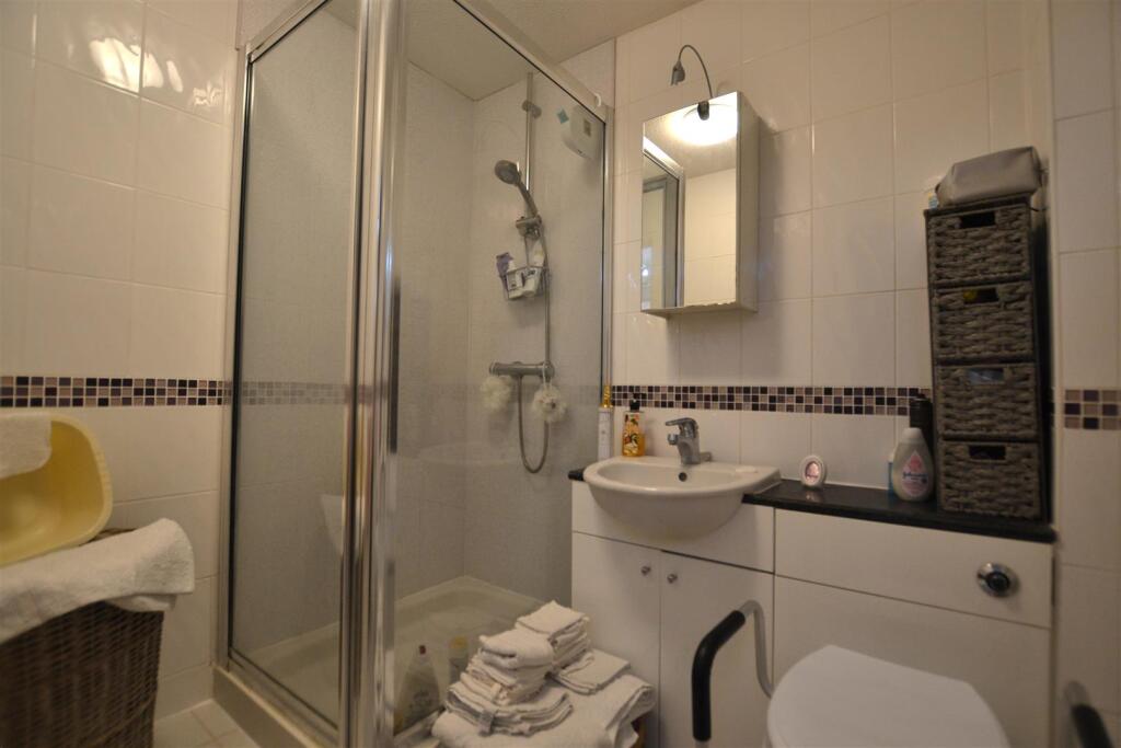Apartment in Surrey Heath, Surrey - More