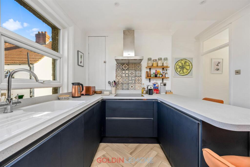 Apartment in Hove, Hangleton - View 6