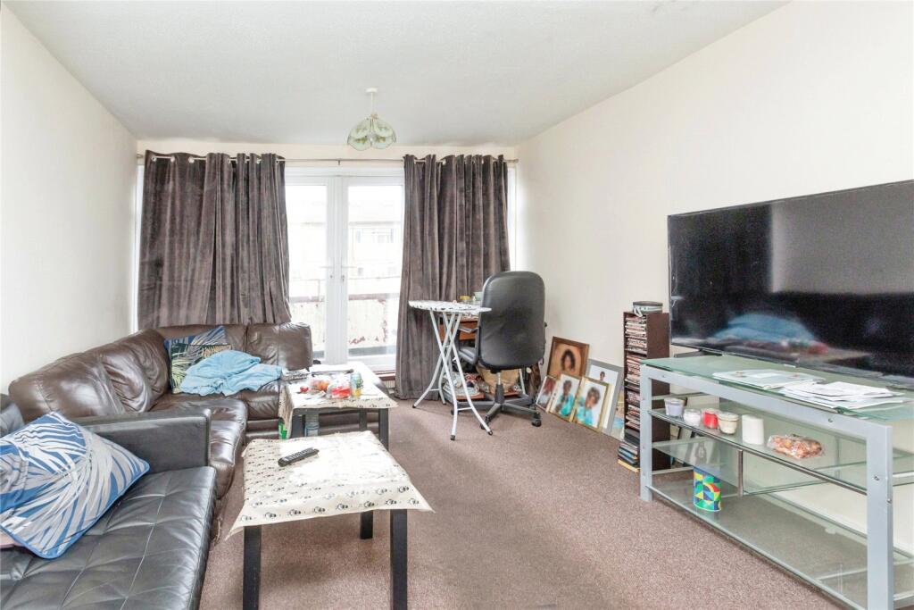 Penryn Avenue, Fishermead, Milton Keynes, Buckinghamshire, MK6 photo 2