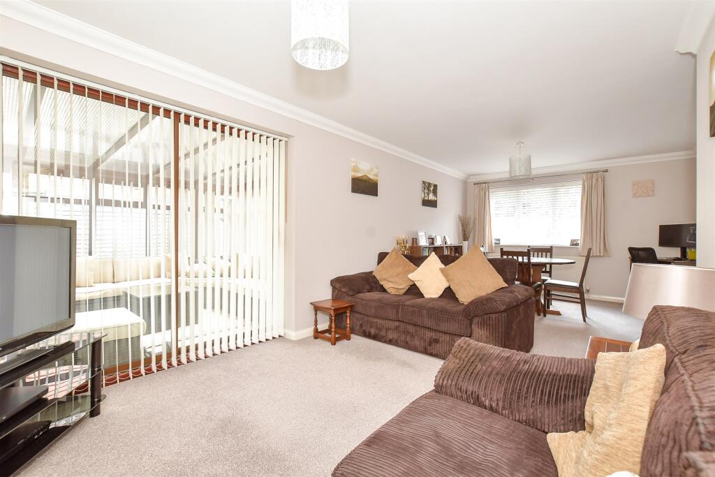 Oaks Close, Westergate, Chichester, West Sussex photo 2