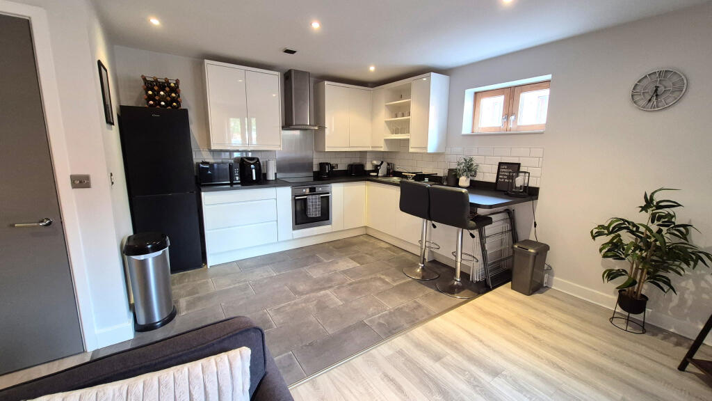 Apartment in Cheshire, City of Chester - View 3