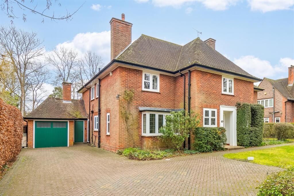 Main image of property: Broadway, Letchworth Garden City