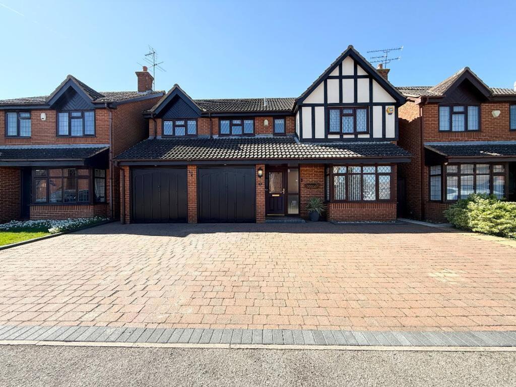 5-bed detached on Rowington Close, Luton, LU2, £600,000