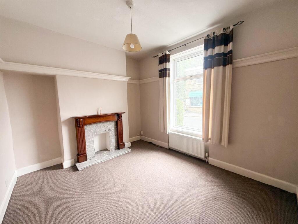 House in Bradford, Steeton with Eastburn - More