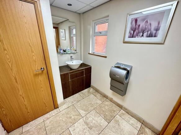 COMMUNAL BATHROOM 4