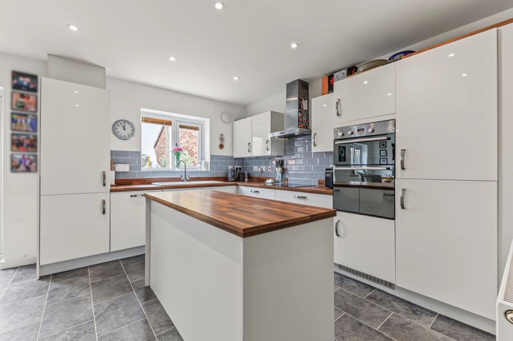 Enstone Way, Evesham, WR11 photo 3