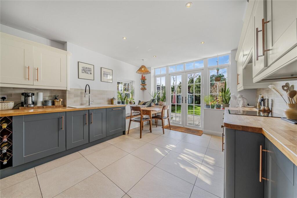 House in Woking, Knaphill - View 2