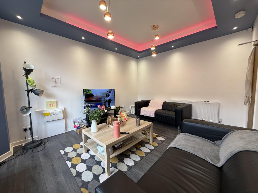 House in Leeds, Hyde Park - View 3