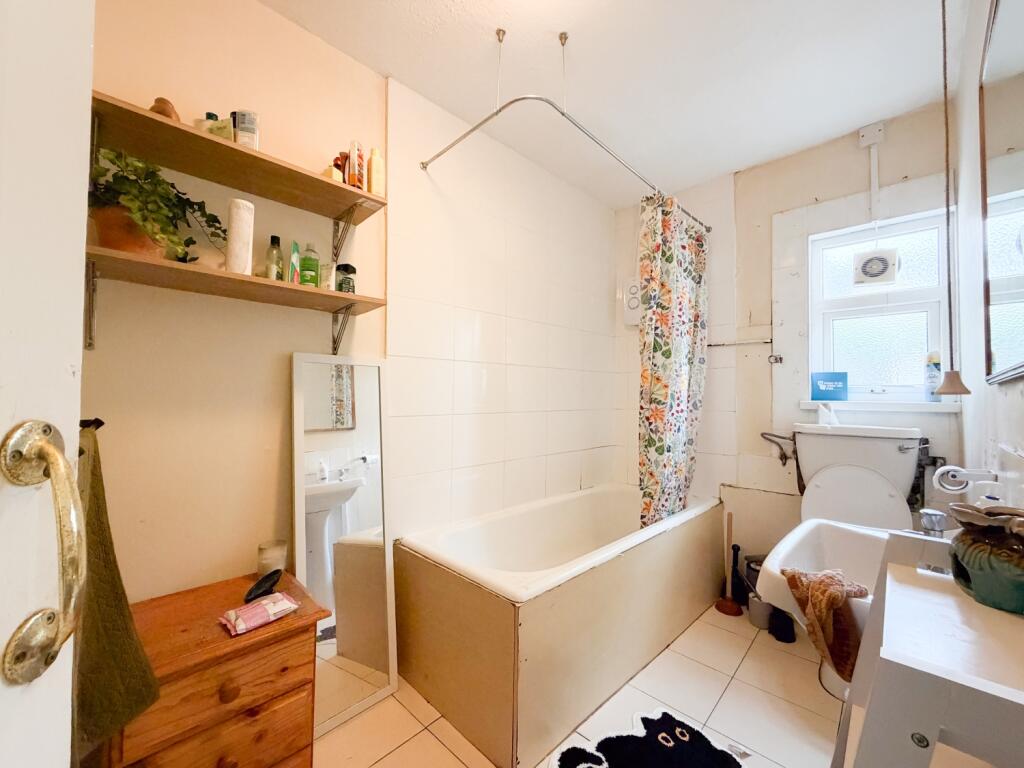 House in Cardiff, Cathays - More