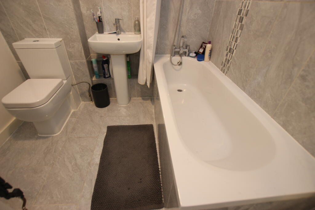 House in Dunstable, Stipers Hill, Central Bedfordshire - More