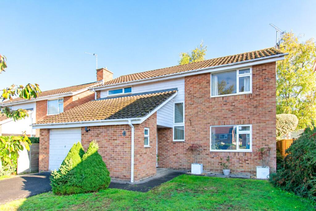 4-bed detached on Lawrence Close, Devizes, Wiltshire, SN10, £425,000